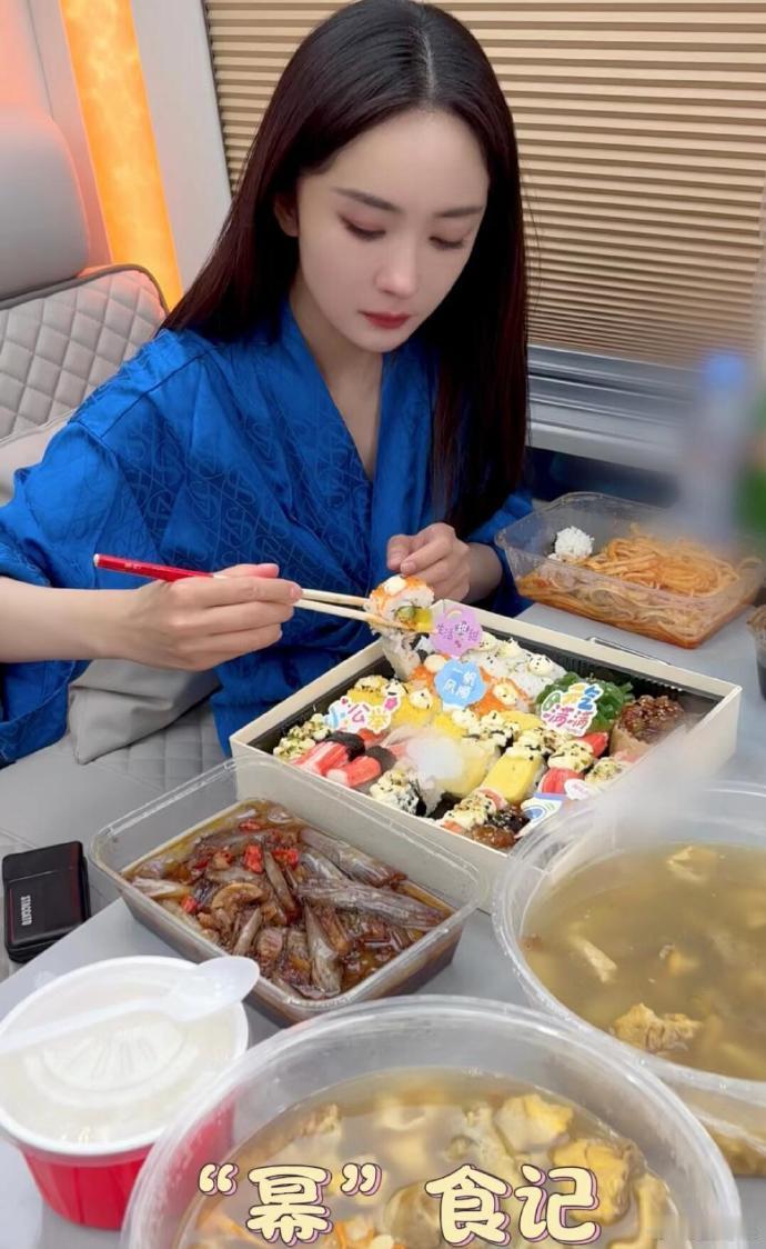 她每次吃东西给人的感觉都是这食物好难吃的样子[笑cry][笑cry] ​​​