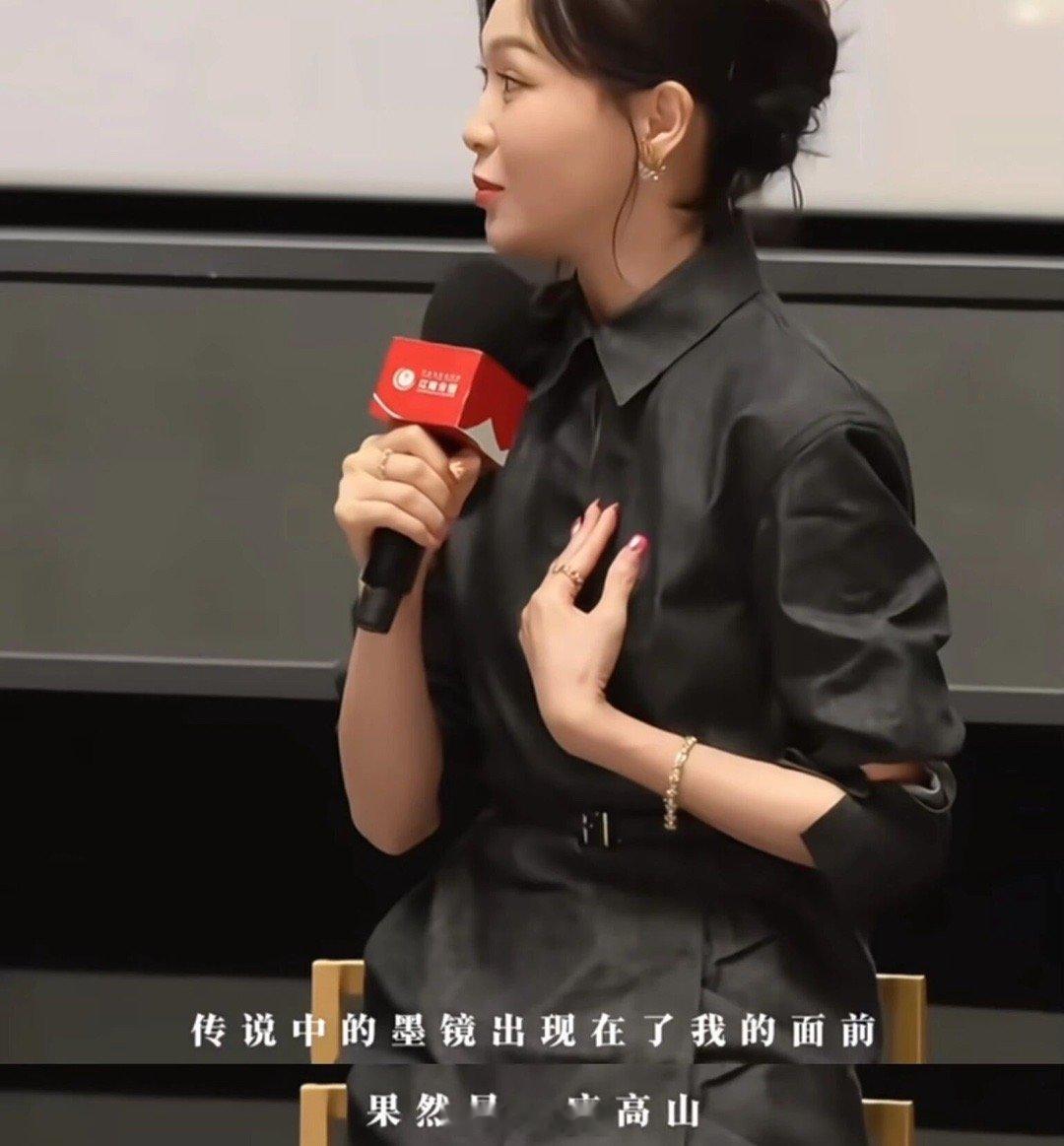 唐嫣谈第一次见王家卫怂了几秒唐嫣自曝初见王家卫“怂了几秒”，本是晚辈对名导的敬畏