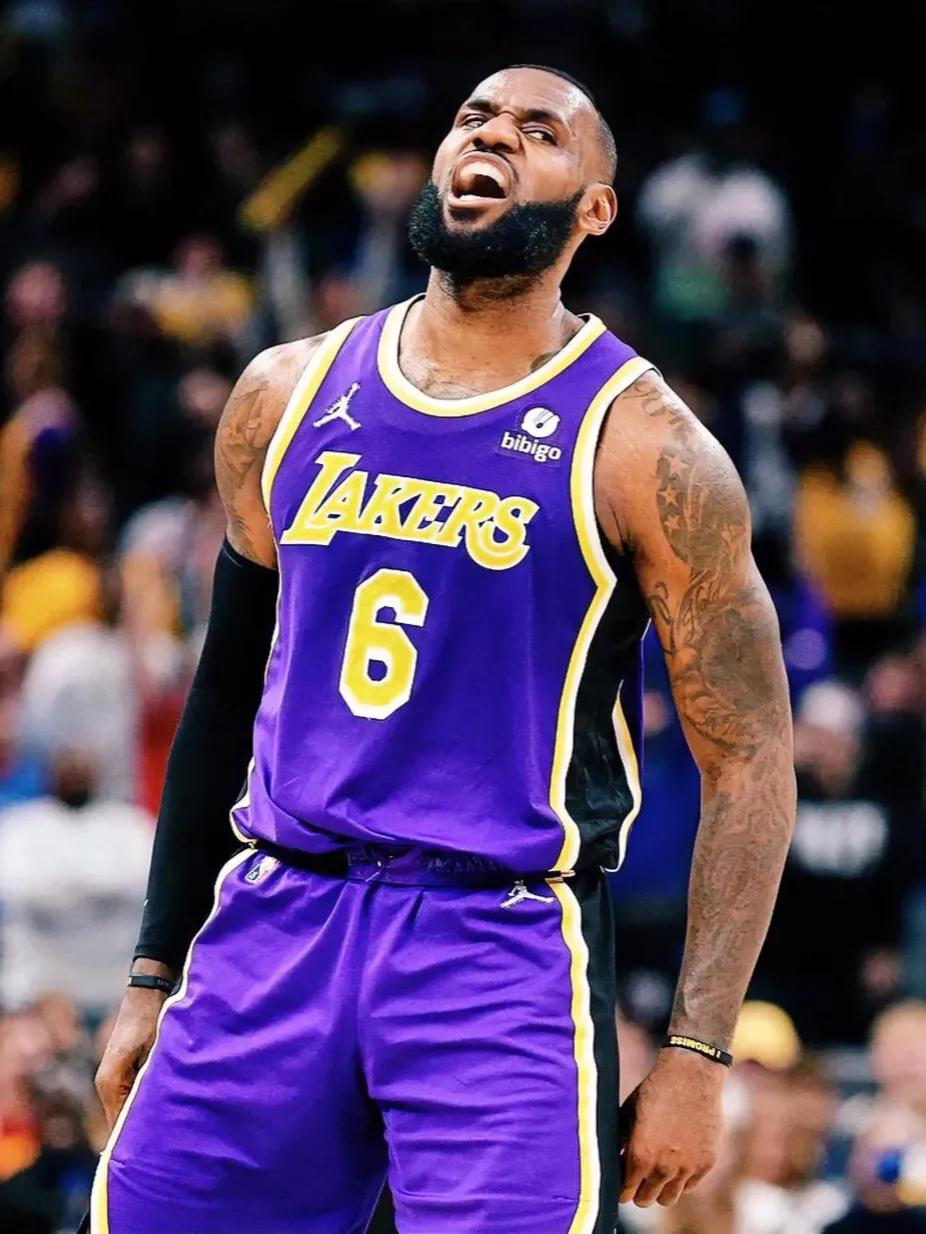 NBA现役球员中的“俩王四个二”应该是以下这六位球员：

大王：尼古拉-约基奇
