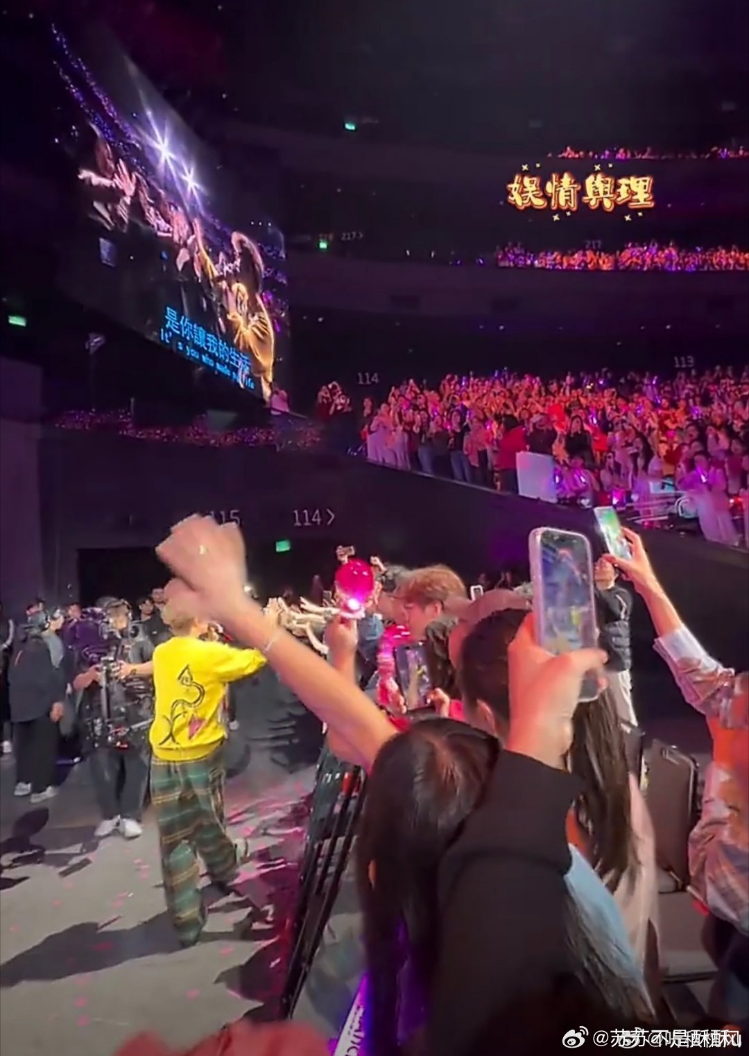 汪苏泷在演唱会上抱了妈妈 舞台上光芒万丈的音乐人，转身成黏着妈妈的小棉袄，这个拥