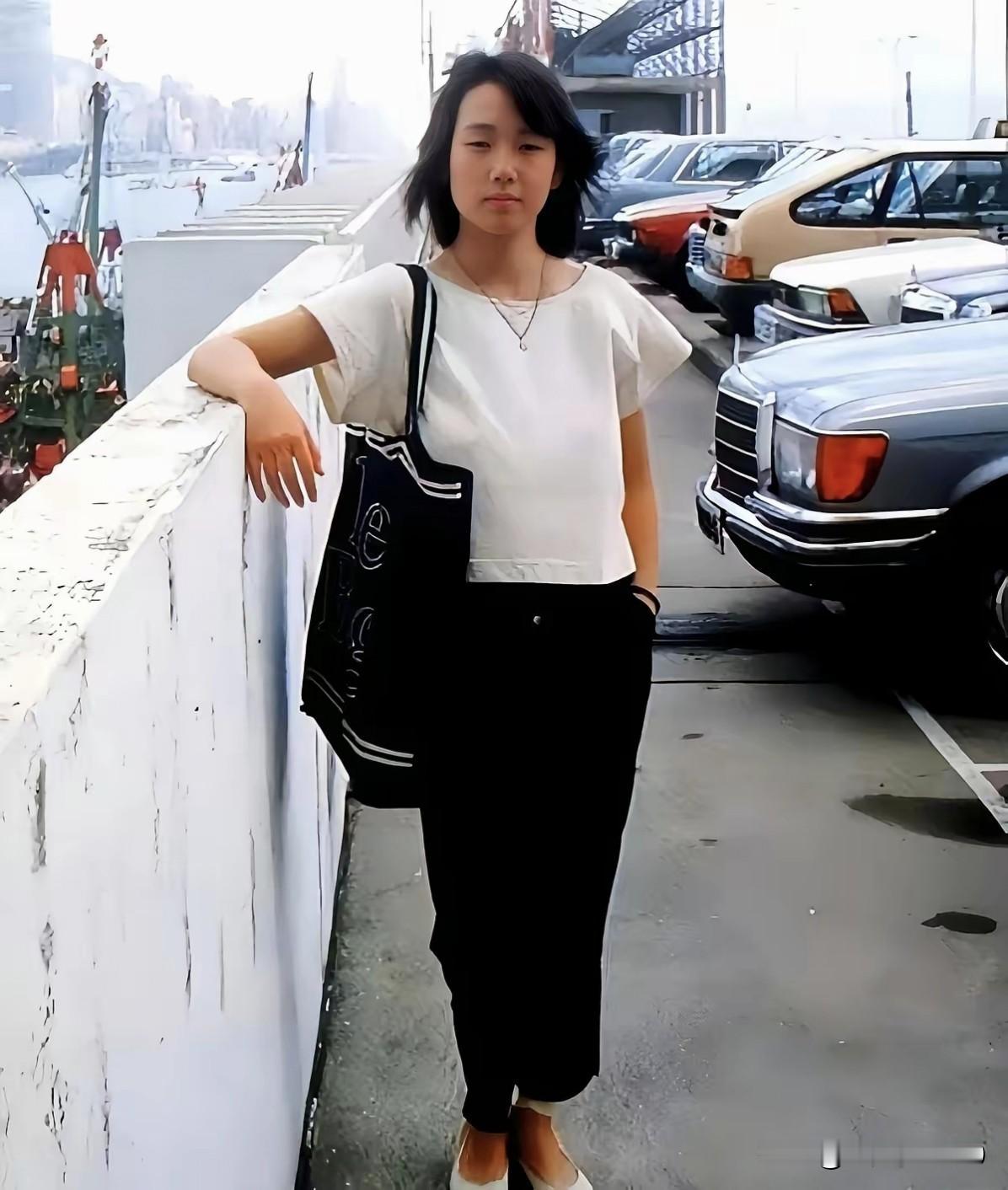 这是林忆莲18岁时照的一张相片。
少女时代的林忆莲虽说长得不算太漂亮，带着婴儿肥