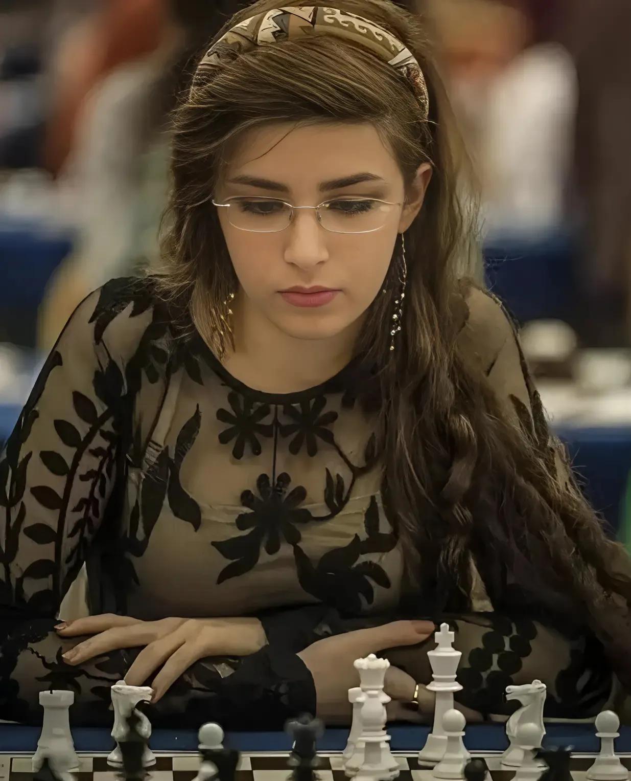 不带头巾，禁止参赛。18岁伊朗国际象棋选手德拉赫，因为没有戴头巾参加比赛而被开除