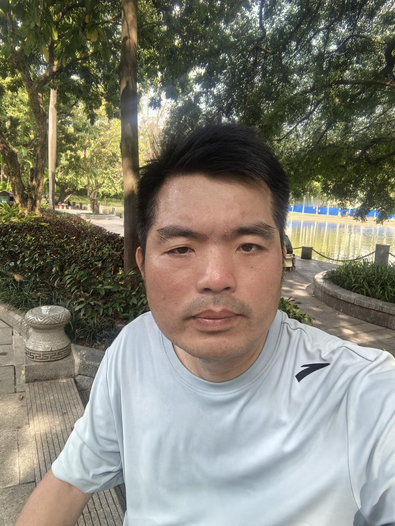 太热了，太热了，去公园跑个步出了满头大汗，全身衣服都湿透了，快过年了，今晚准备去