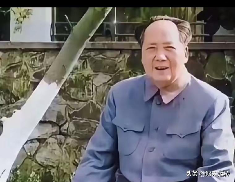 三叩敬伟人，世代永铭心
 
每每回望峥嵘岁月，总有一位伟人深深烙印在国人心中，历