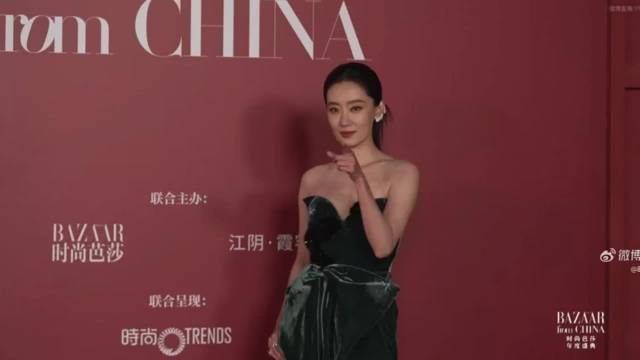 芭莎盛典红毯直播流程出问题，原定顺序里的艺人迟迟没有从后台出来

直播画面长时间空镜，现场主持人、主