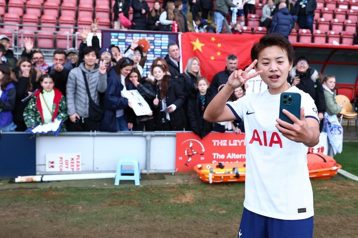 王霜标配：剪刀手+赞赞赞。[偷笑]可惜可惜，小黑回家了，没有等到你俩一起奋战英超