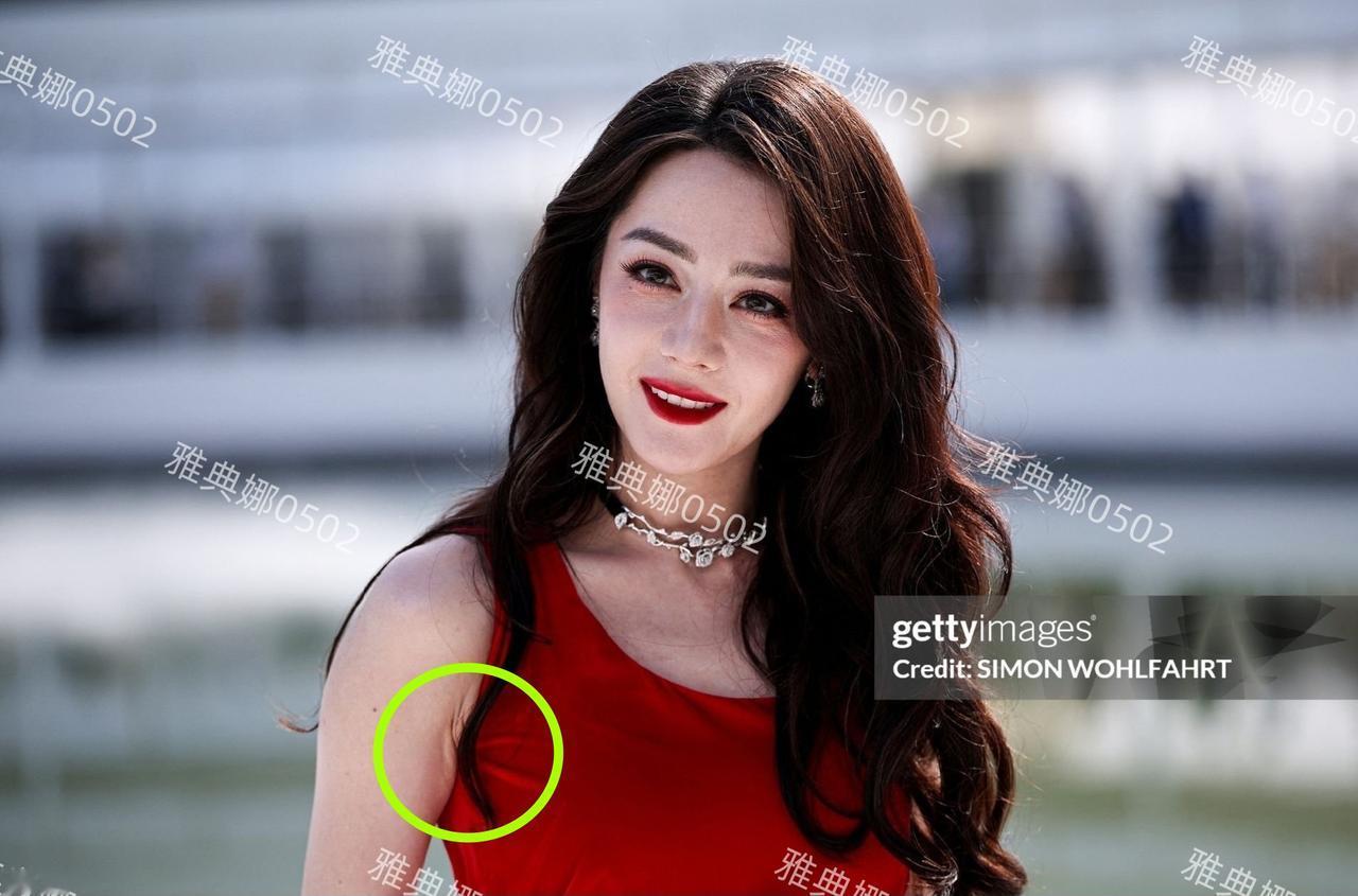 迪丽热巴瘦了，脸变长下巴变尖五官更立体了，但34岁的她状态疲惫显老原来越男相，穿