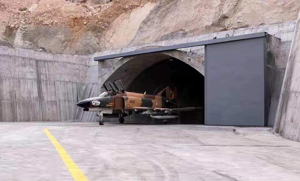 伊朗军方对外展示了巨大的地下航空综合设施，代号“鹰”-44。

这设施藏在扎格罗