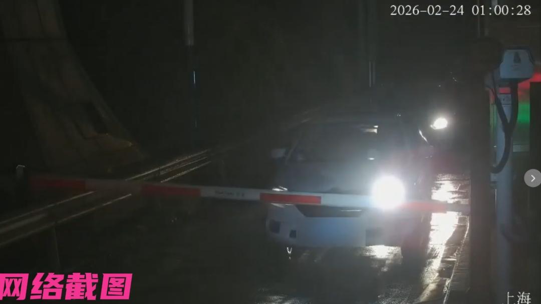上海有男子春节过高速时，准备卡点蹭免费高速，结果却以为进入服务区就等于出了高速，