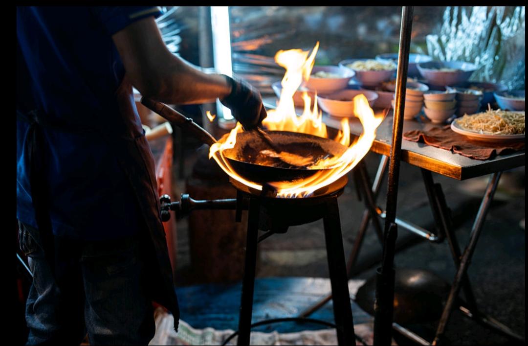 走投无路摆地摊不丢人，
靠双手挣干净钱，
比死要面子活受罪更体面。
