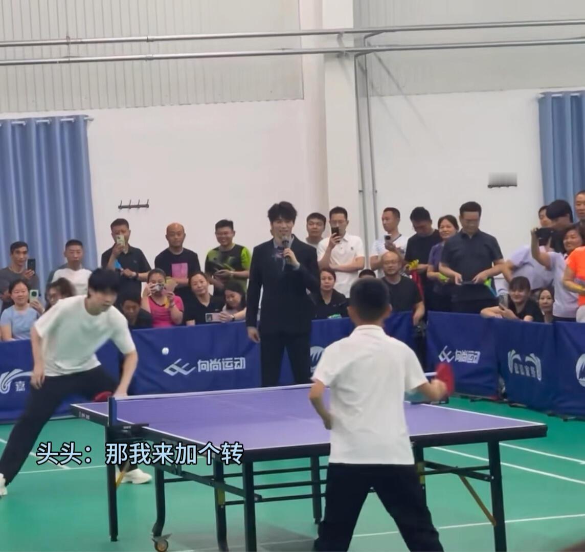 王楚钦和小学生打乒乓球，这一场对局，小孩子太幸福了，可以和超级冠军一起打比赛，有