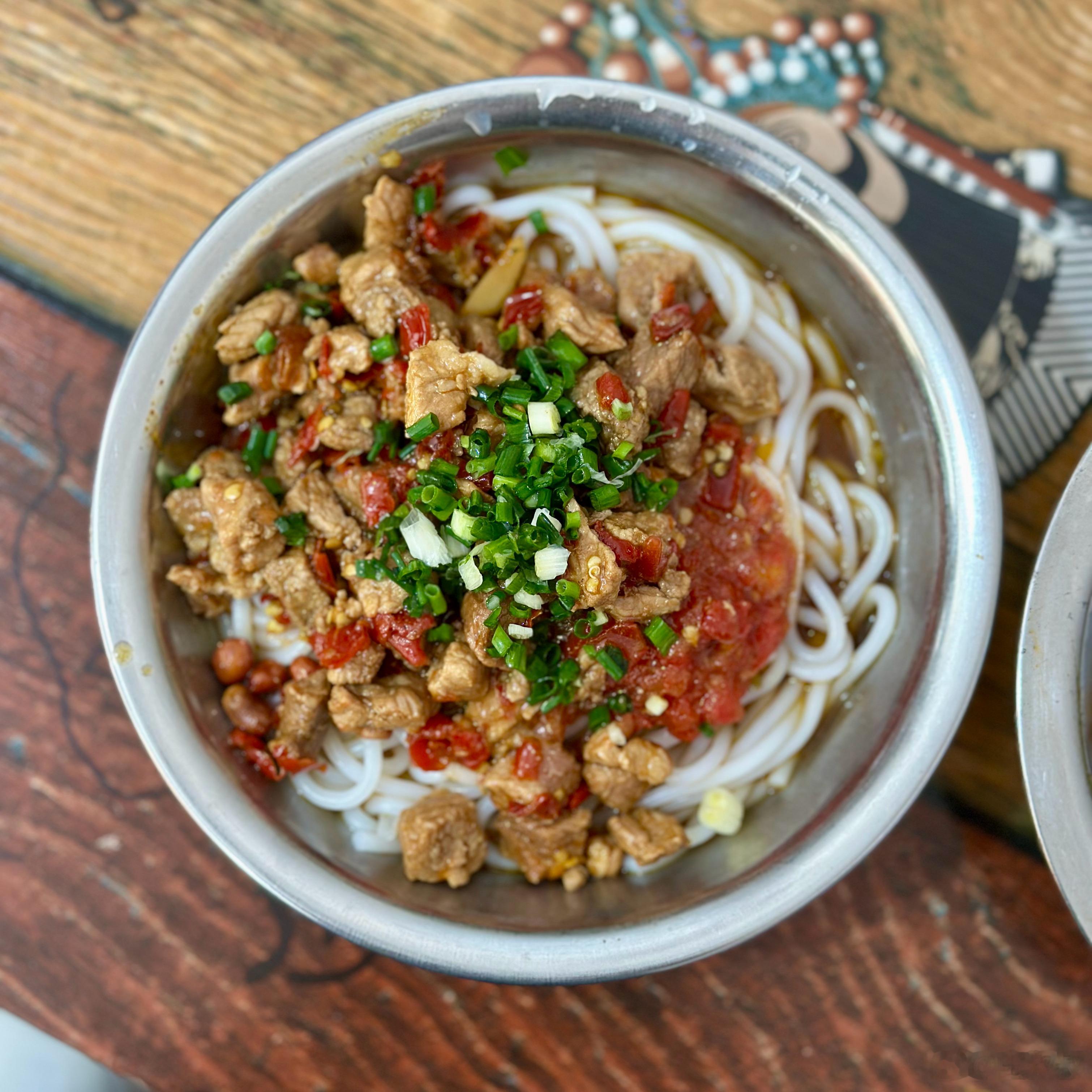 继续在贵阳吃粉。素米皮7元，农家粉12元，加肉6元。这家算是家常味的贵州粉，贵州