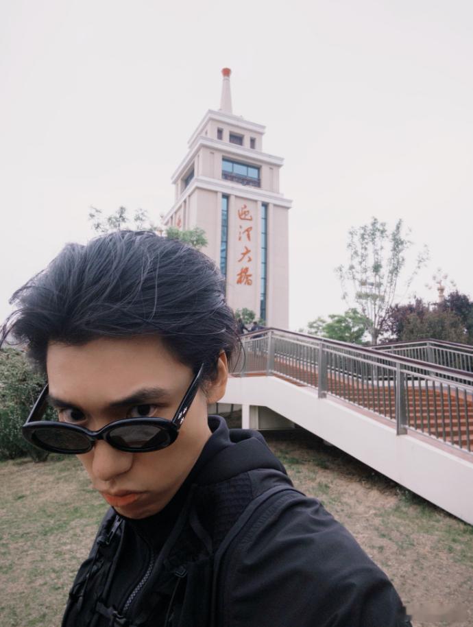 王子异五一发了超长爬山vlog王子异的五一青城山vlog 老粉偶遇那段太戳了。八