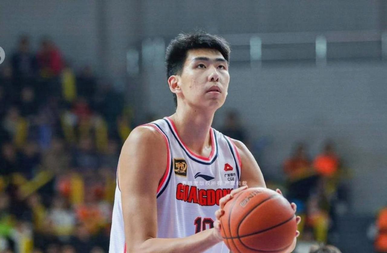 2025-2026赛季，徐昕完成生涯蜕变，从广东边缘人变身广州龙狮内线核心。他场