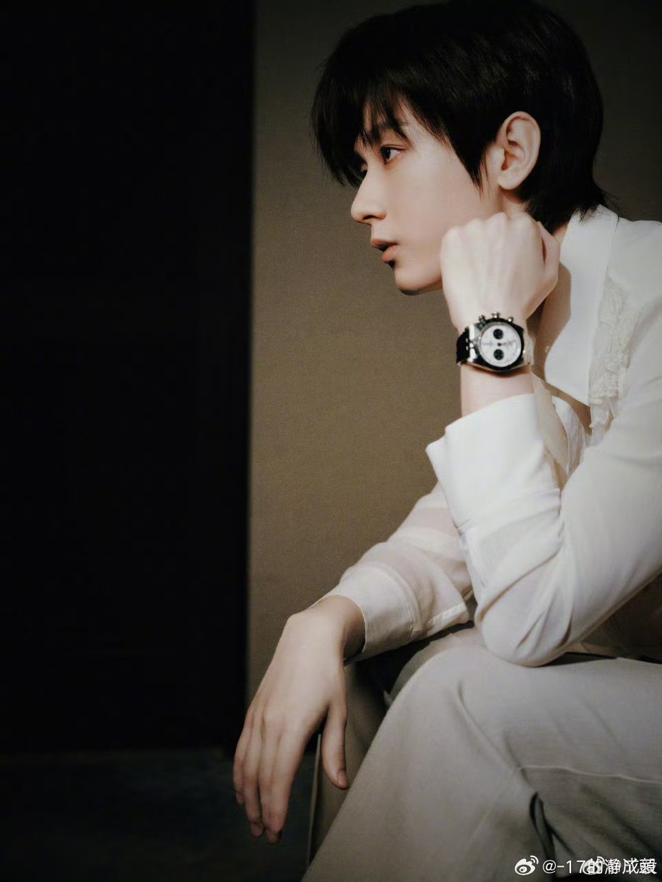 干净通透，温和坚定，这便是成毅的独特魅力。