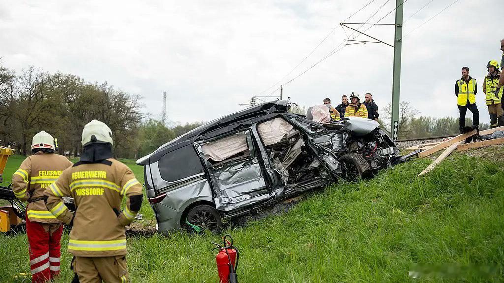 一声叹息，怎么开的车。 曼宁格因火车撞击去世