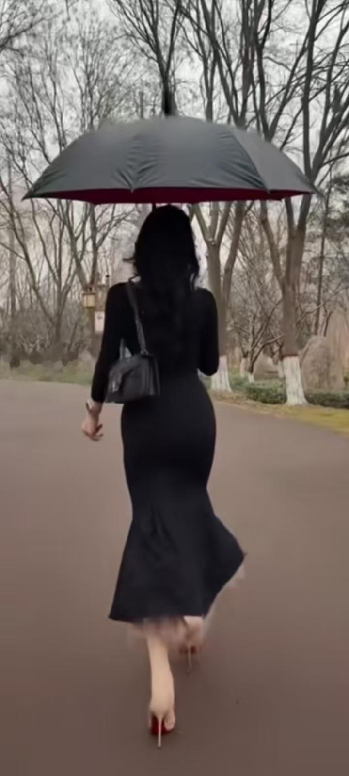 试对；

轻风吹绿柳
猛火炒黄瓜

******

轻风吹绿柳
细雨润红花

