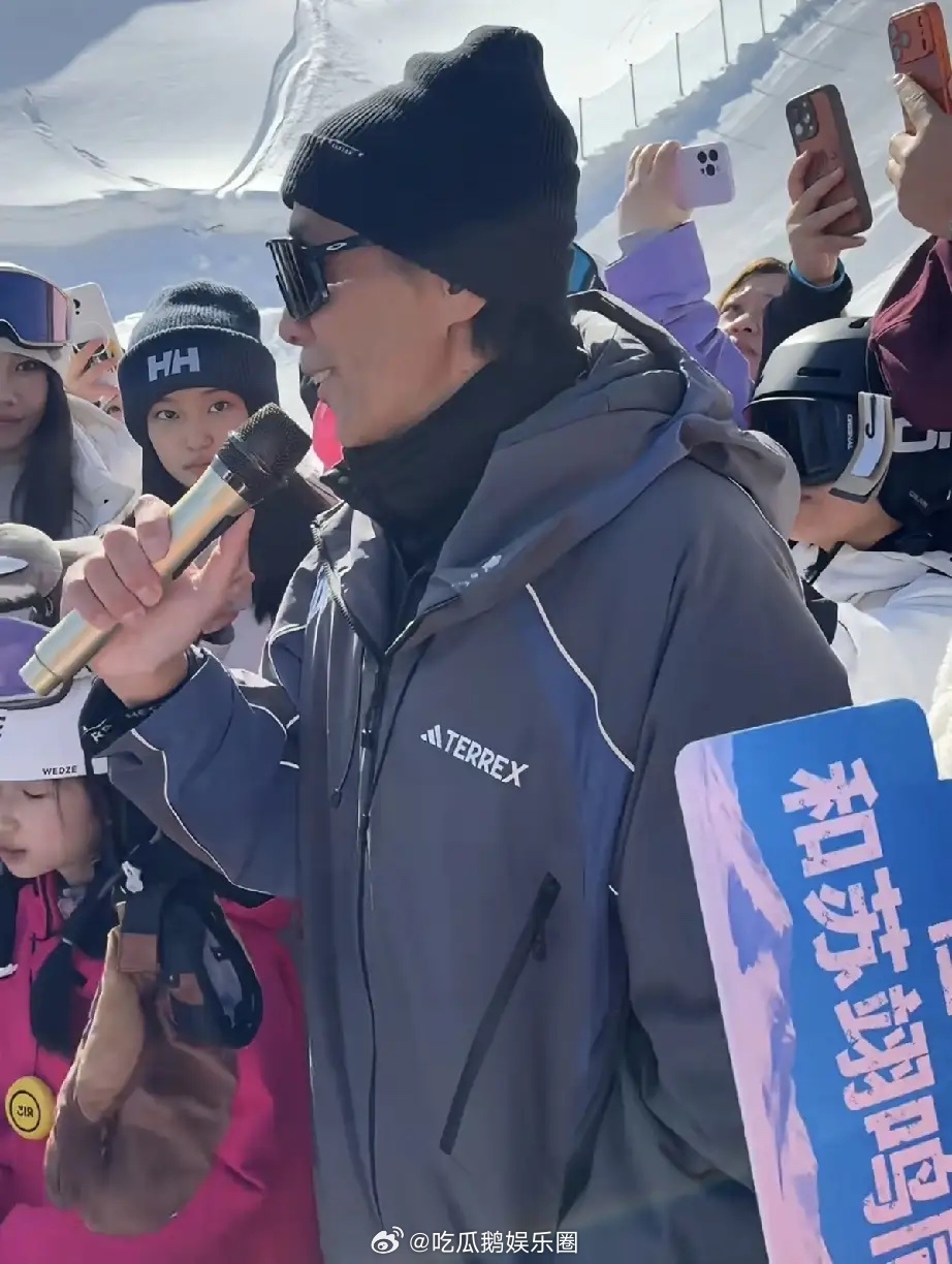 苏翊鸣火了，回到张家口云顶山滑雪场，与日本教练佐藤康弘一起，竟然像明星一样举办了