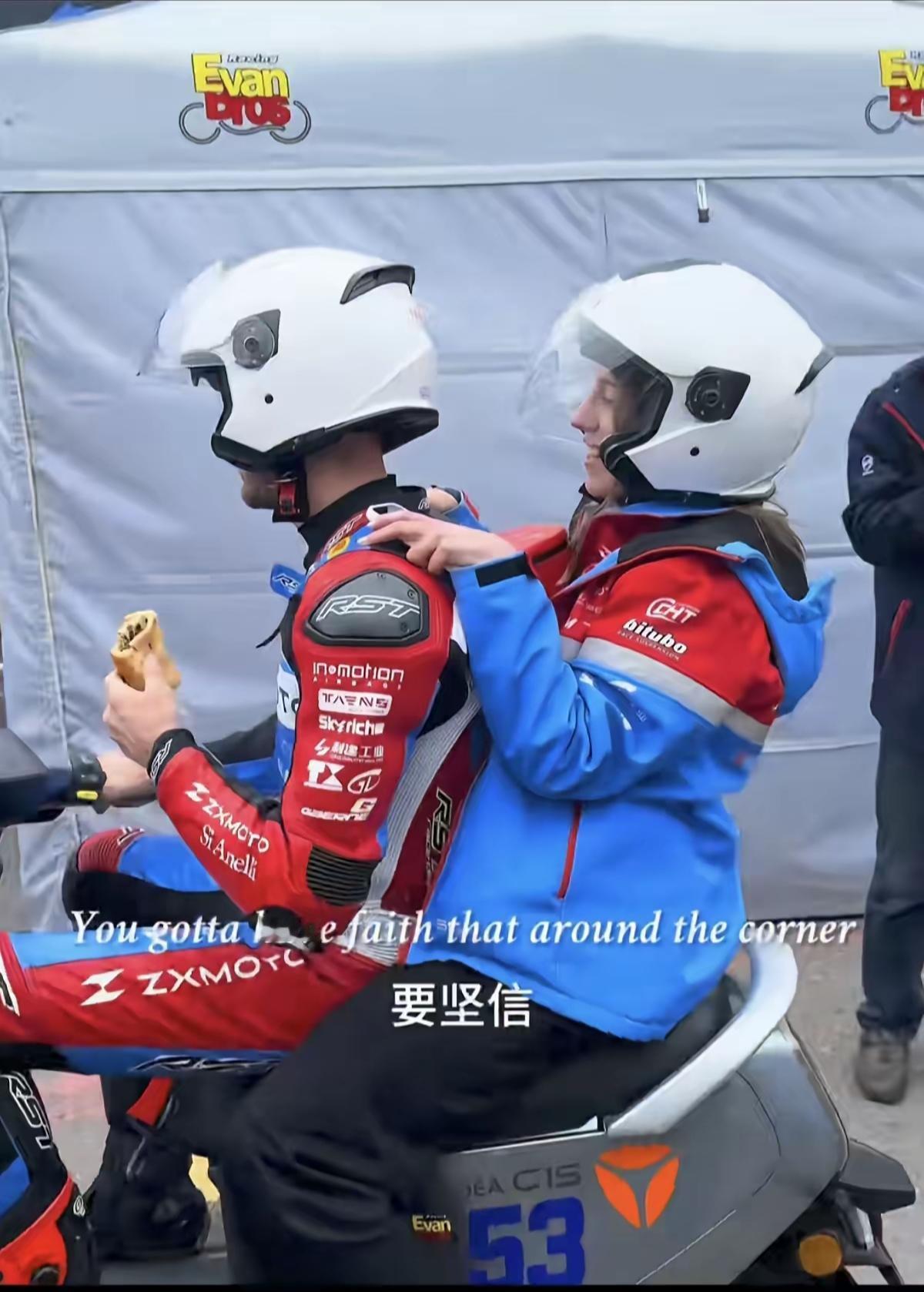 瓦伦丁每天跟老婆娜塔莉·肖蒙出行买菜的代步车，竟然是中国的雅迪电动车。要我说，雅