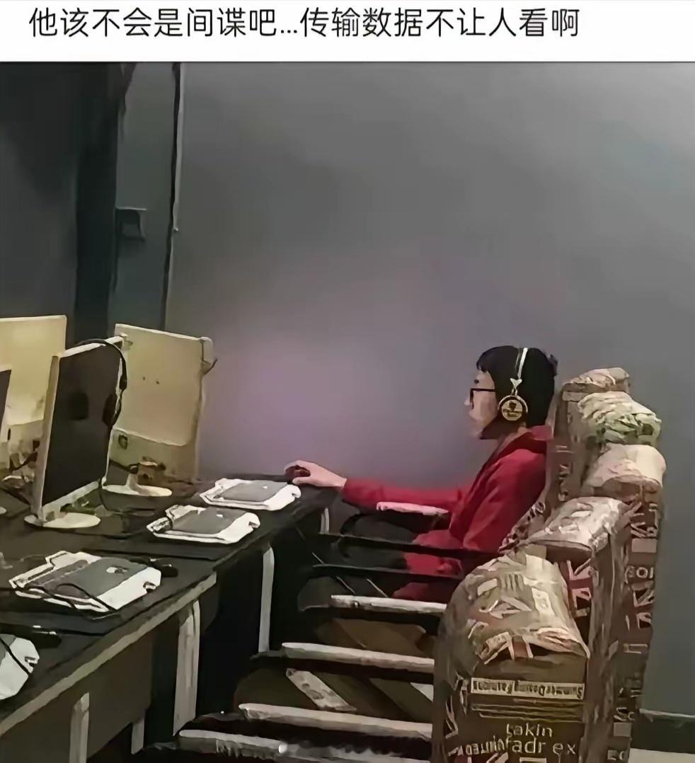 快叫网管抓他，那只手一定在操作神秘发射机器 