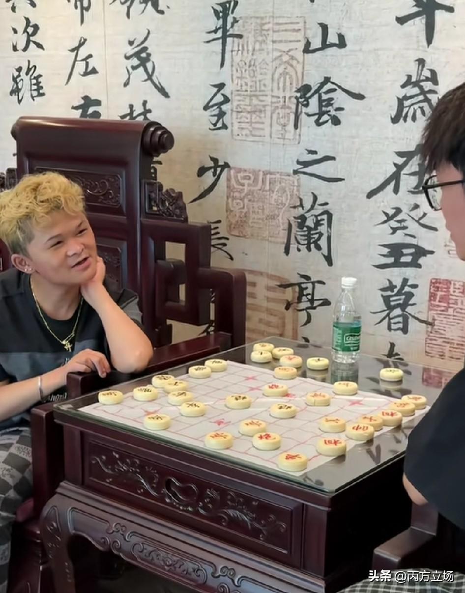 真没想到！范小勤下象棋竟是一把好手！一日不见如隔三秋，如今的他“”琴棋书画样样精