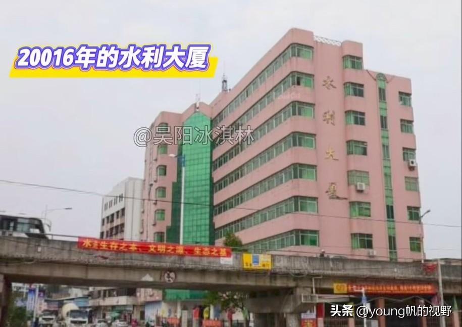 一组拍摄于2000年的湛江吴川市区的影像画面，是否也带各位，特别是湛江吴川的朋友