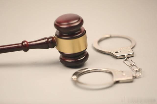 19岁男子小区楼道内强奸同行女子，家属赔偿10万后获对方谅解 一审被判二缓三--