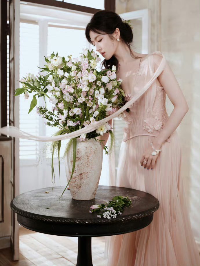 李兰迪在郑州路透的这个造型绝美。这才对嘛，前些天说胖的是什么居心？ 