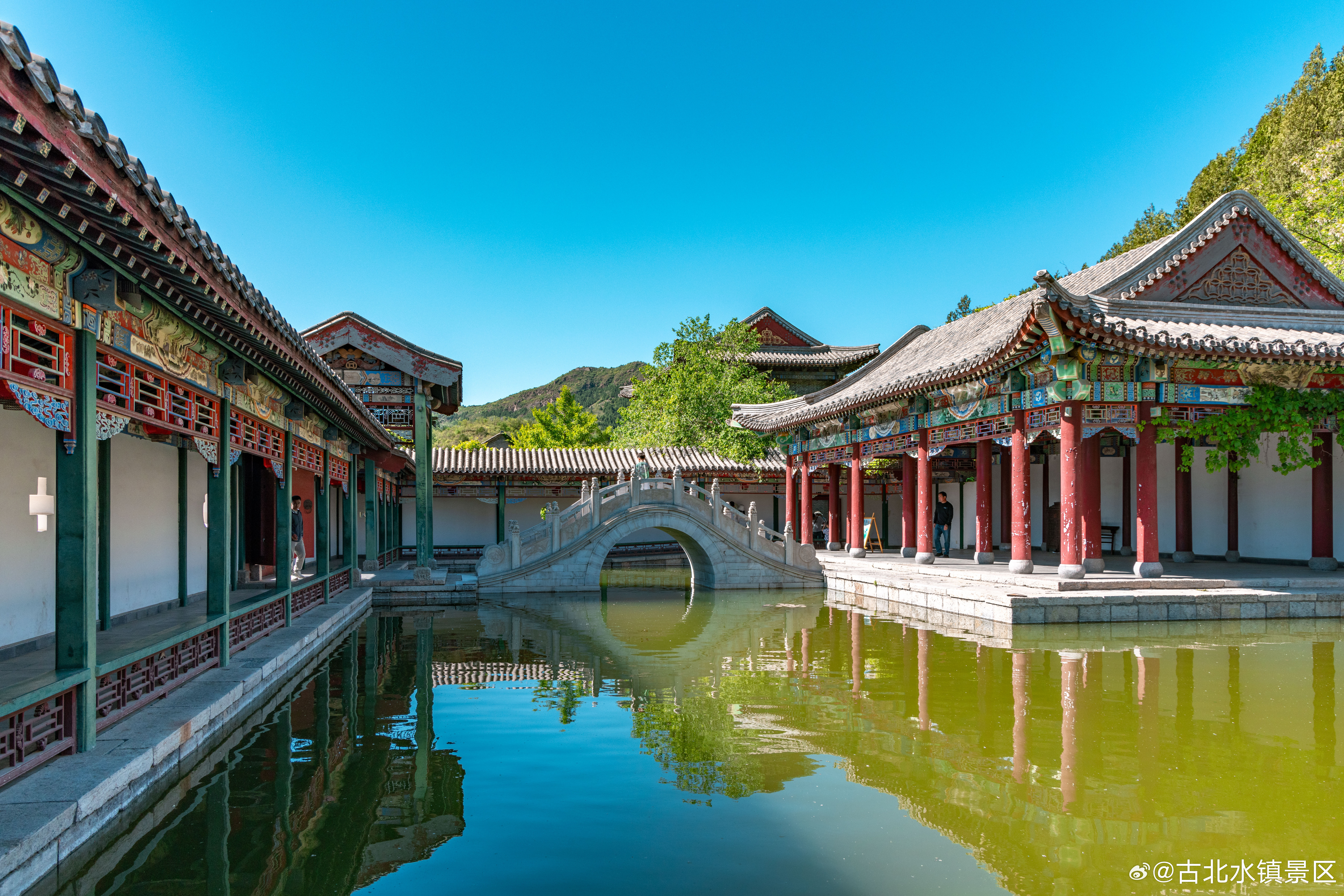来古北水镇总要体验一次乘坐摇橹船吧！泛舟汤河，游走在长城脚下的枕水人家！小北为大