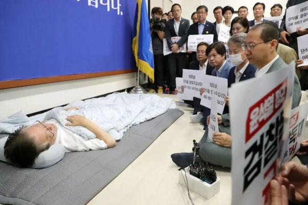 讽刺！绝食中的李在明被拘捕！

当地时间19日，韩国总统尹锡悦批准法院申请拘捕韩