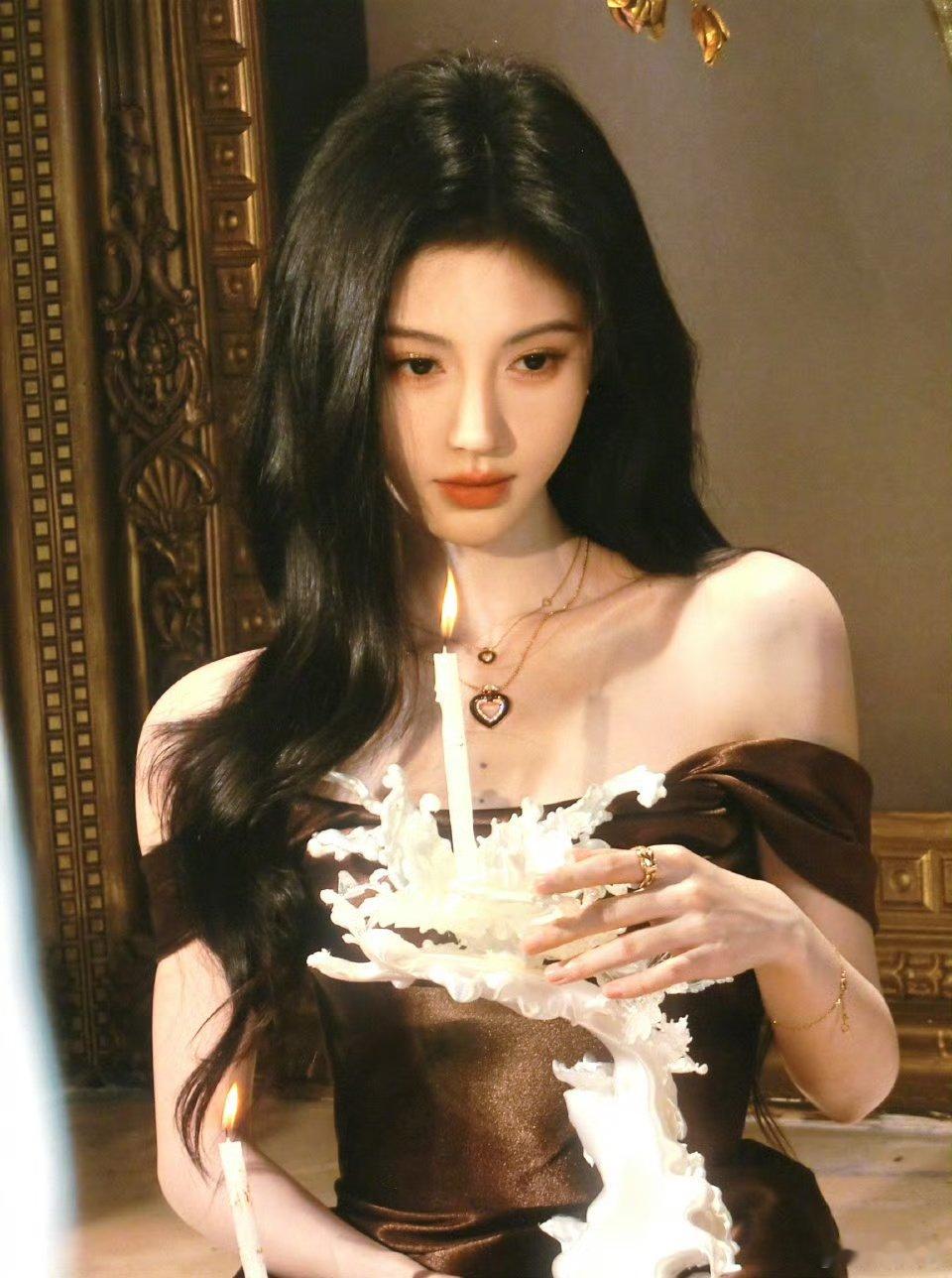 鞠婧祎金棕色抹胸裙鞠婧祎希腊神女鞠婧祎金棕色抹胸裙太美了 ​ ​​​