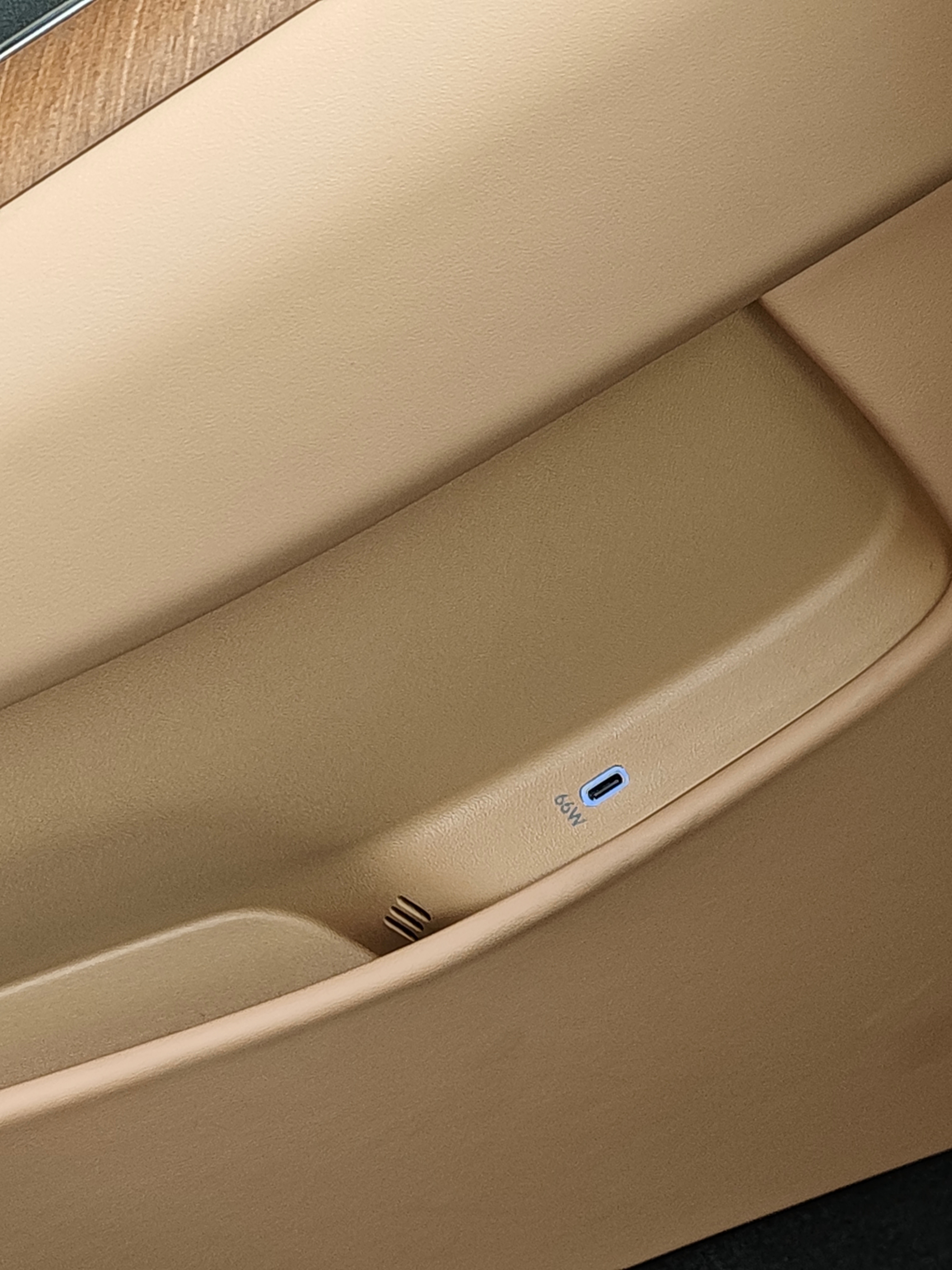 经过华为顺便逛一下，这个充电线的位置小细节确实赞👍🏻，插半天找不口真的是烦。