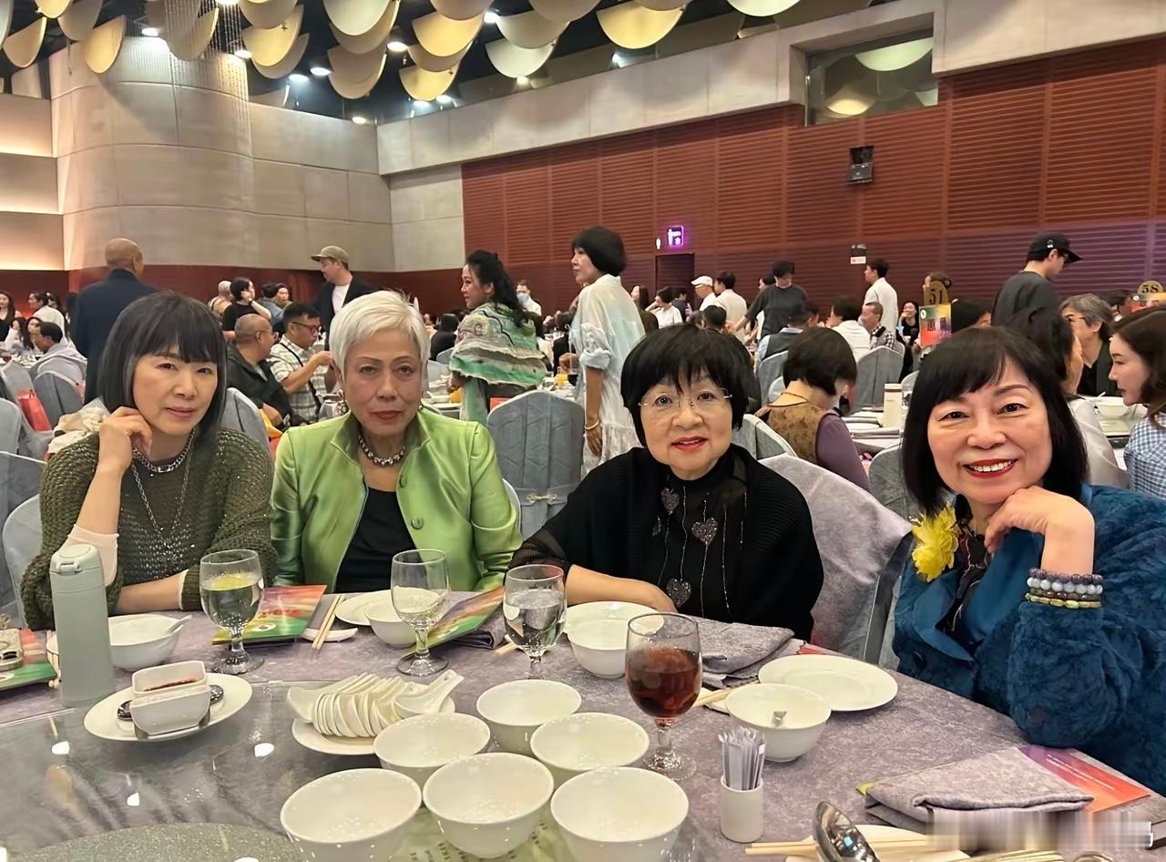曾志伟73岁大寿席开60桌，子女齐聚罕见同台，邱淑贞穿着素雅现身！ 