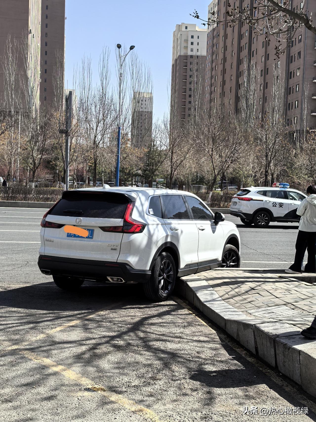 呼市兴安南路辅道发生交通事故，看看这位美女司机开车太猛，拐弯太急，直接转到倒牙上