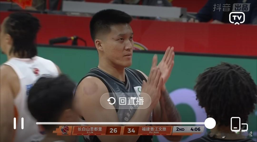 曾繁日现在这打法挺让人无语呀，在篮下接到球了，左边没有人，非得到右面去上篮，本来