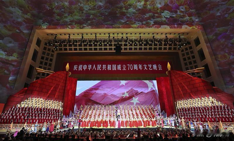 《祝福祖国》这首歌，最近又在网上火了起来。旋律一响，很多人跟着哼，跟着唱，仿佛又