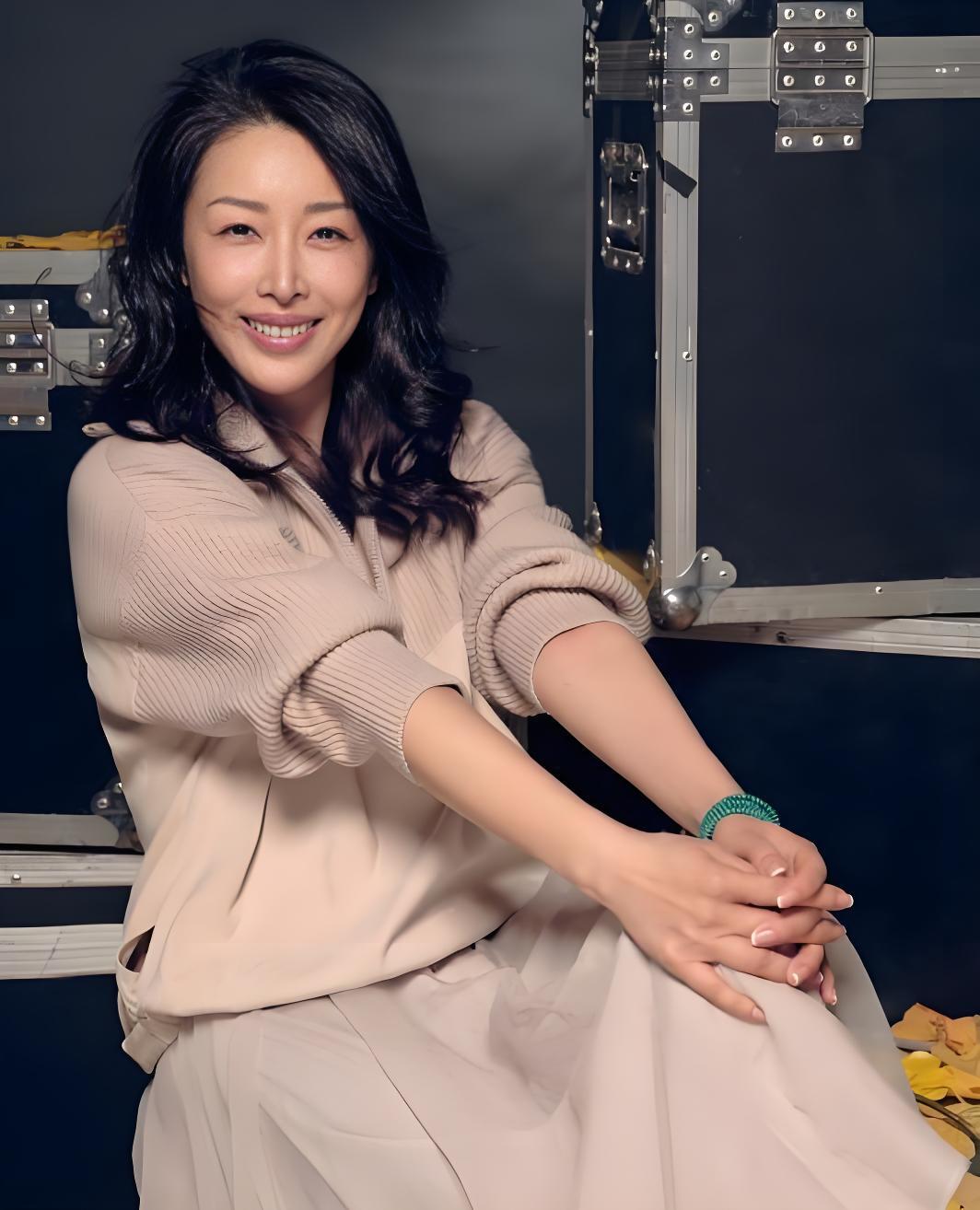 曾经的乐坛天后转型演电影了内娱五十岁女艺人风采依旧，孙悦告别熟悉的音乐舞台勇敢跨