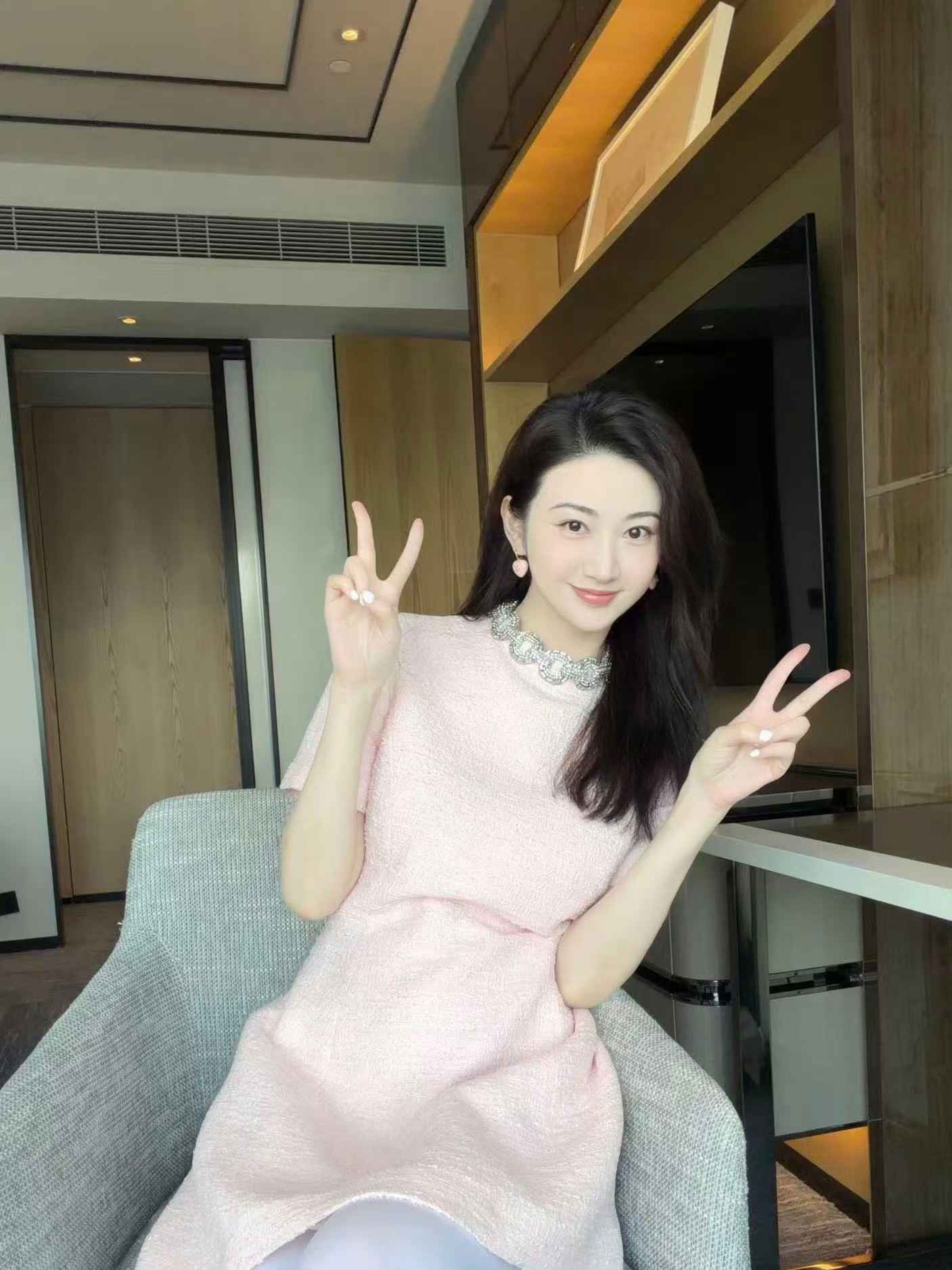 景甜从曾经资源顶配的“人间富贵花”，如今卷入高额财产诉讼。一边是带着“纯属虚构”
