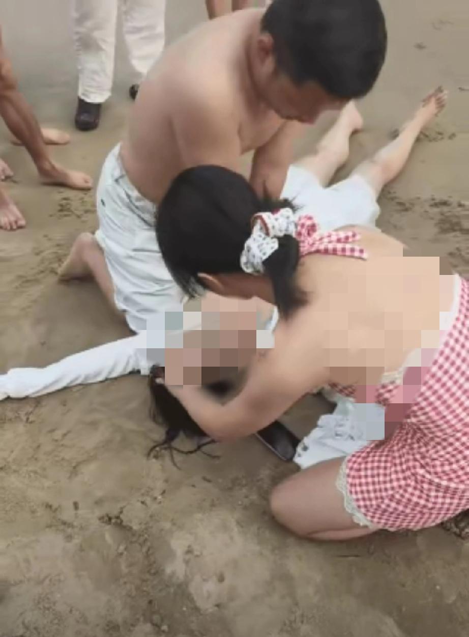 一不小心，火到人民日报了！
​海南万宁，一名女子不慎溺水，口吐白沫，但是她很幸运