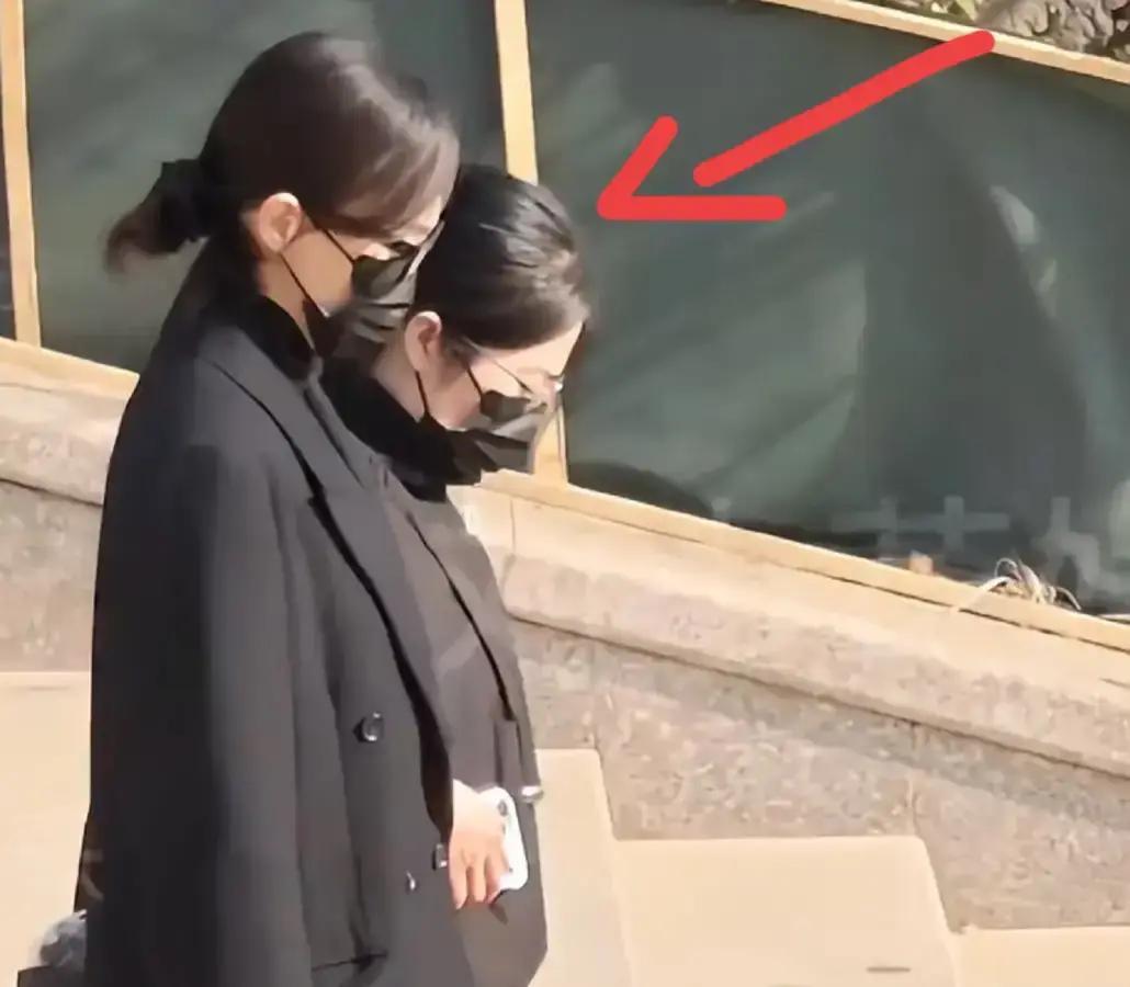 一觉睡醒，
 
是不是全网都知道 sop了。
 
全网都在传婚变，她只用一个行动