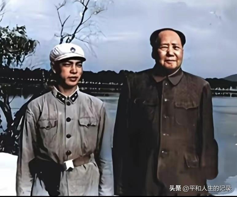1965年4月13日，毛主席在武汉东湖宾舘和佩枪值勤警卫员阮班贵合影。