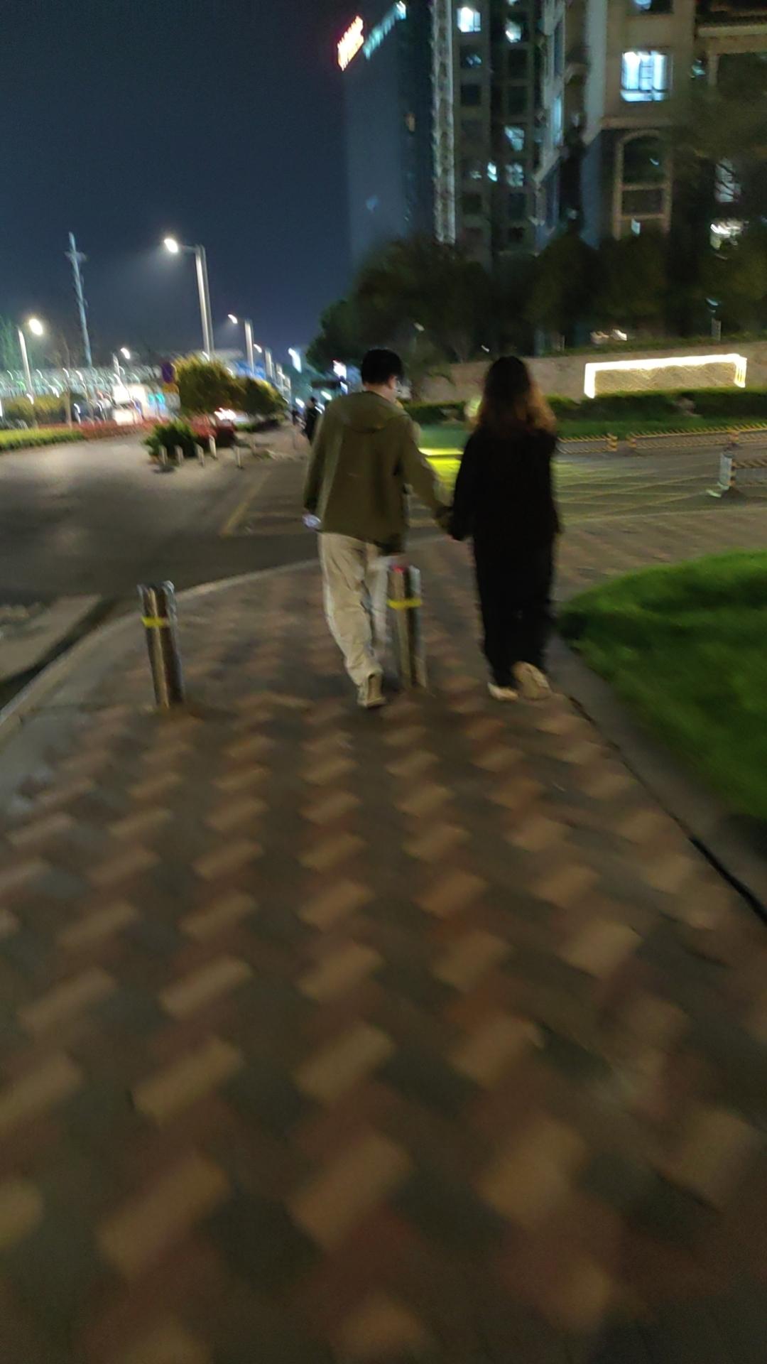 晚上出来慢跑，看到前面有一对情侣，十指相扣，心里不觉得
有点动容，我也想有个人，