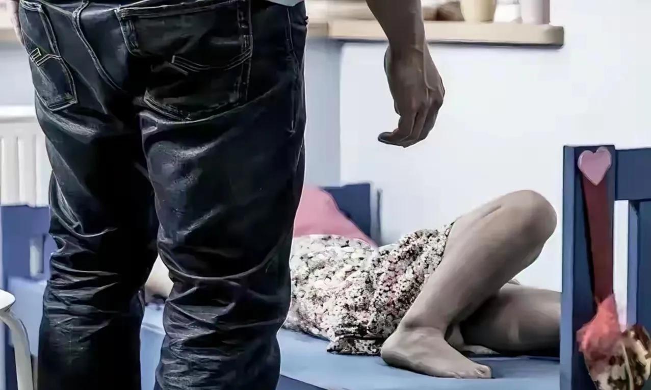广东一男子撞见妻子和另一个男人暧昧不清，怒火中烧，警告妻子断绝与情夫的来往。不料