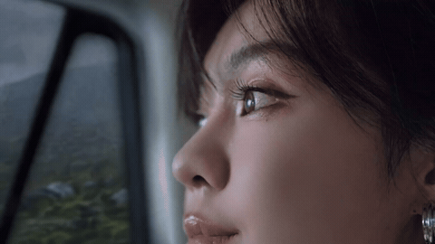 郁可唯的松弛感是奕派M8给的谁能拒绝郁可唯镜头下的松弛旅途，这款家用座驾直接戳中