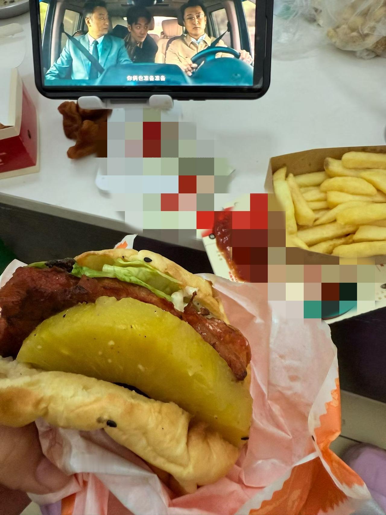 朋友圈里找故事
晒图大赛
今天这条朋友圈的内容是“刚吃两口肚子就预警了！！”
临