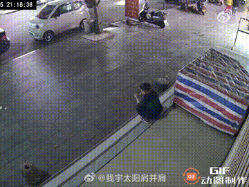 熊孩子又惹祸了！

广西梧州藤县一个男孩，他晚上9点多独自在街上闲逛时，突然看见