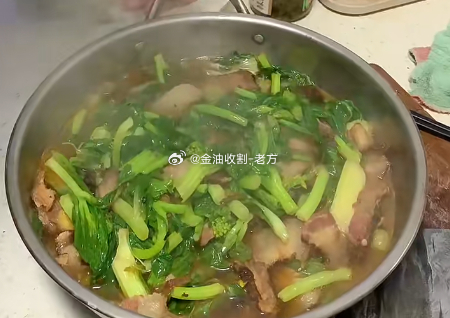 今天下班比较早，回复完私信，复完盘都到1点多了，突然就饿了，就用家里剩下的白菜苔