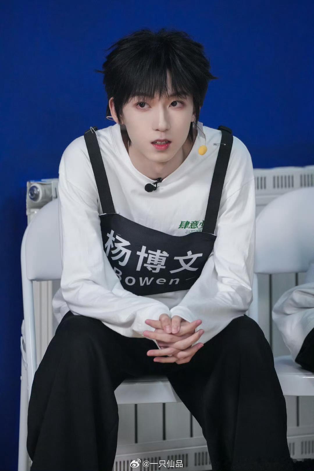 杨博文深夜营业啦，啊啊啊好帅呀，任何角度都是360硬帅杨博文粉丝真幸福，博文加油