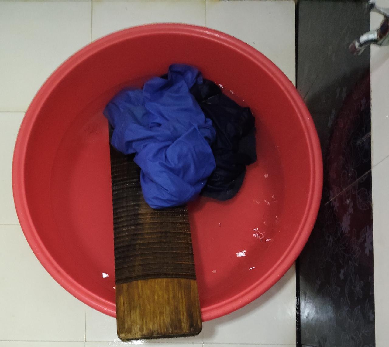 谁还在用手洗衣服？我认识的人当中除了我和妈妈，我没有看见谁还在用手洗衣服。我妈用