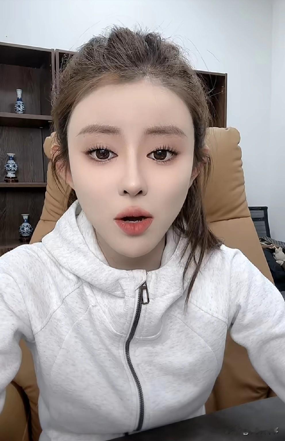 “腿腿”公开未整容前照片，判若两人！

            腿腿对外展示未整